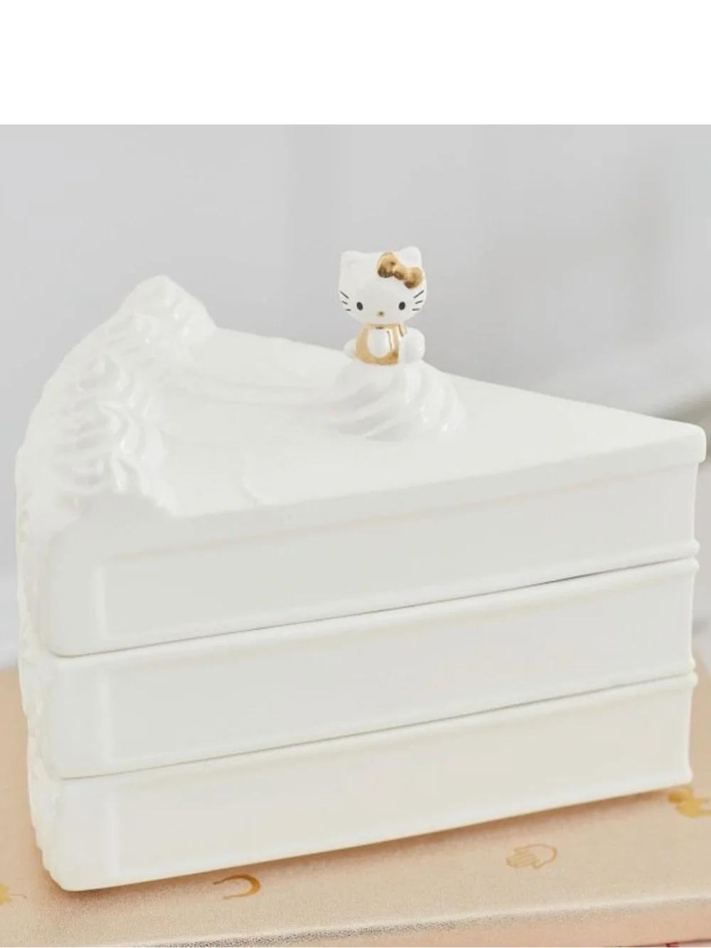 Pottery Barn Teen HELLO KITTY Porcelain 3 Tier Cake Jewelry Box White Gold RARE
